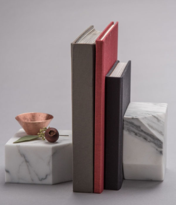 Подставка для книг из камня Calacatta